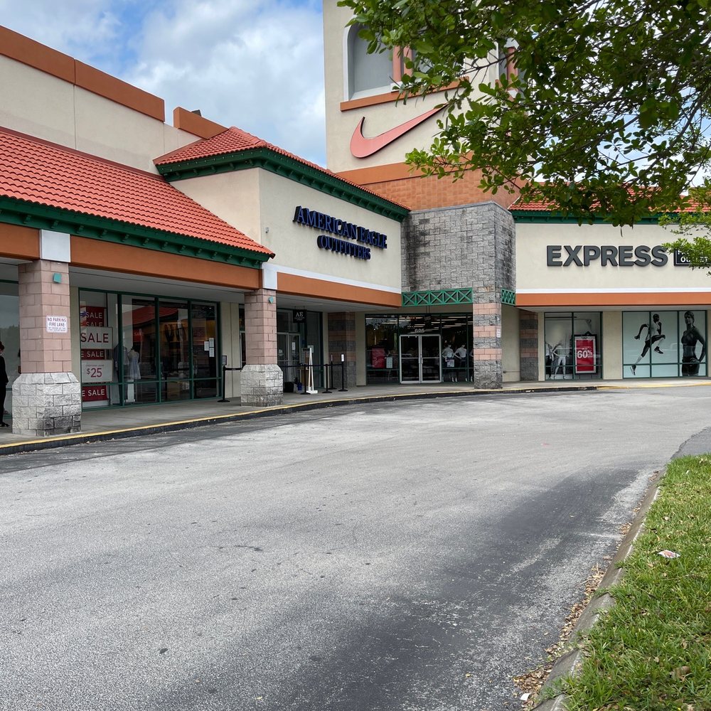 American Eagle Outfitters - Men's Clothing Near Me - St. Augustine, Florida