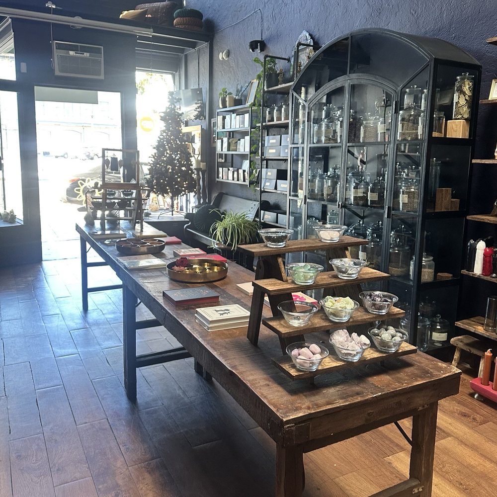 Beautiful shop with lots of options to candles cards oracles tarot reading.