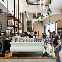 Ditta Artigianale - Mid-morning on a Monday... no line and plenty of comfy seats to choose from.