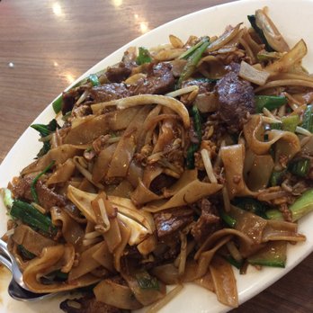 Wing Phat - Hong Kong style rice noodles with beef, chinese brocoli and eggs - Chinese Near Me - Saint-Léonard, Quebec