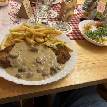 Gaststätte Saustall - Jägerschnitzel - German Near Me - Bad Arolsen, HE