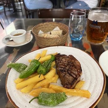 El Foro - Angus beef entrecôte with padron peppers and French fries. Basket of bread and cup of Chimichurri salsa - Argentine Near Me - Barcelona, B El Foro - Angus beef entrecôte with padron peppers and French fries. Basket of bread and cup of Chimichurri salsa - Argentine Near Me - Barcelona, B