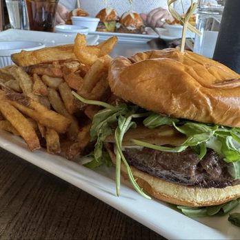 Modern Plate - fign awesome burger - Cocktail Bars Near Me - Elmhurst, Illinois
