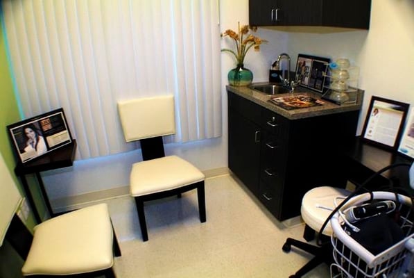 Photo of Suzanne Quardt MD - Palm Desert Plastic Surgery - Rancho Mirage, CA, US. https://palmdesertplasticsurgery.com/office/