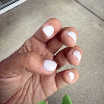 Qq Nail Lounge - Lack of precision - Nail Salons Near Me - Knoxville, Tennessee