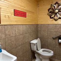 Pour Willies Bar & Grill - Women's bathroom