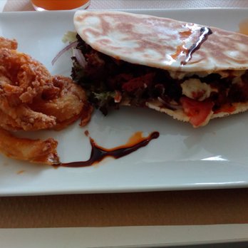 Nomït - Seitan pita with tempura onion rings - Vegan Near Me - València, V Nomït - Seitan pita with tempura onion rings - Vegan Near Me - València, V