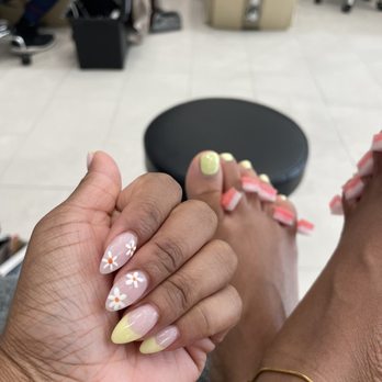 Vie Nail Bar - Nail Salons Near Me - Dallas, Texas