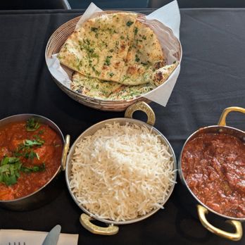 Curry Lounge - Chicken Vindaloo, Spiced Garlic Naan, Lamb Rogan Josh & White Rice - Indian Near Me - Artesia, California