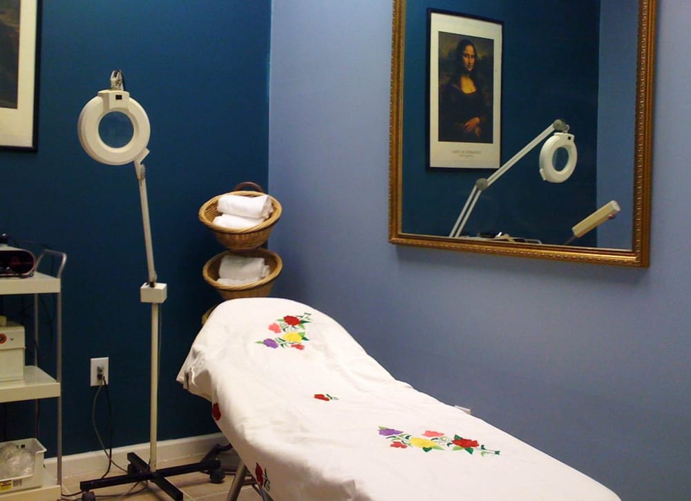 Kyra Salon and Spa Logo