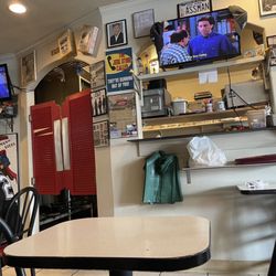Little Jerry's - The decor brings a great ambiance reminding us of the show.