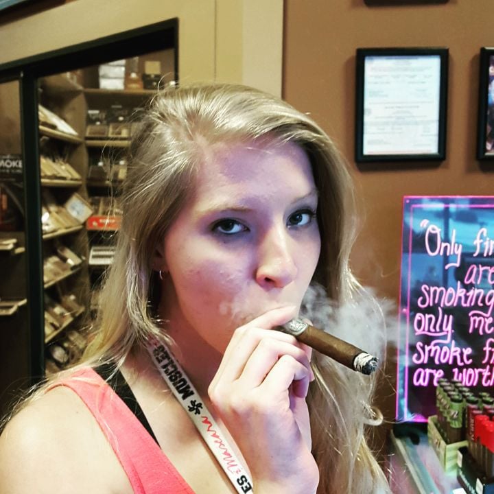 THE CIGAR BOX Updated October 2024 10 Photos & 15 Reviews 6880