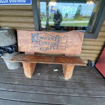 Kewaunee Custard & Grill - Lots of sitting space outside - Desserts Near Me - Kewaunee, Wisconsin