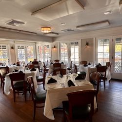 Lenny's North Seafood and Steakhouse - Loads of natural sunlight and comfortable seating
