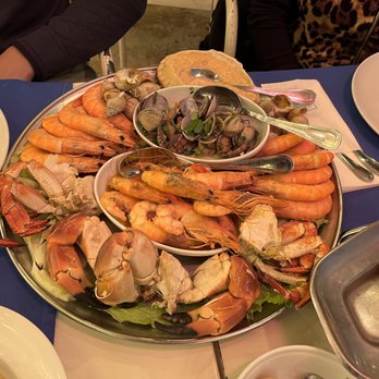 Baía do Peixe - Terreiro do Paço - Seafood platter for the premium option - Seafood Near Me