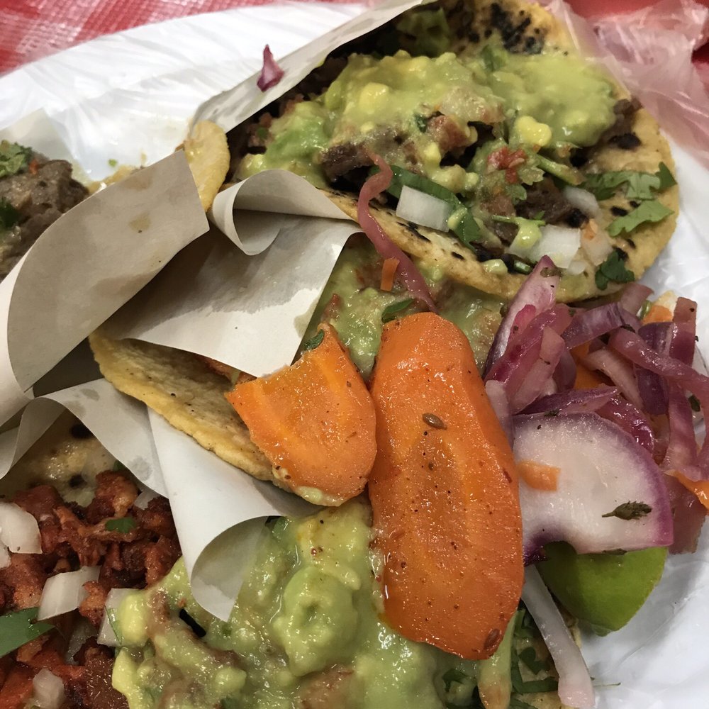 Tacos de al pastor y de asada. Tacos de al pastor y de asada.