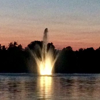 Chicago Botanic Garden - Pretty fountain. - Botanical Gardens Near Me - Glencoe, Illinois