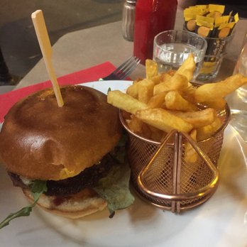 Le Petit Suffren - Bistros Near Me - Paris, 75