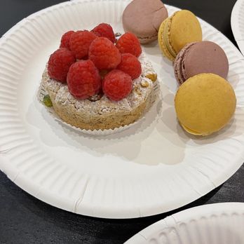 Pierre Hermé - Pastries - Chocolatiers & Shops Near Me - Paris, 75 Pierre Hermé - Pastries - Chocolatiers & Shops Near Me - Paris, 75