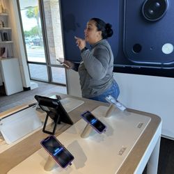 AT&T Store - De la persona que me trató mal y no quería trabajar