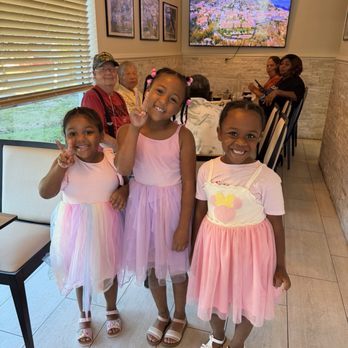 L'Amorino - Birthday girl and her sisters - Italian Near Me - Tampa, Florida L'Amorino - Birthday girl and her sisters - Italian Near Me - Tampa, Florida