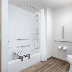 Hampton Inn Verona at Turning Stone - Guest room bath