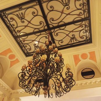 San Marco - Restaurante San Marcos Nervión en Calle Santo Domingo de la Calzada. Detalle lámpara en salón interior principal. - Italian Near Me - Seville, SE San Marco - Restaurante San Marcos Nervión en Calle Santo Domingo de la Calzada. Detalle lámpara en salón interior principal. - Italian Near Me - Seville, SE