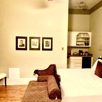Courthouse Suites - Bed & Breakfast Near Me - Decatur, Texas