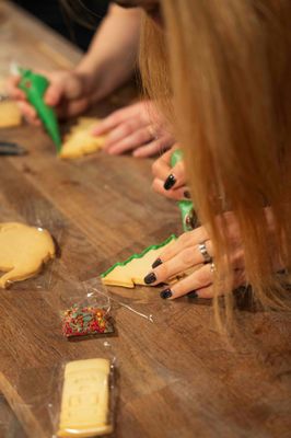 Photo of Forno - Londres, XGL, GB. Decorating holiday cookies(photo by studiomon.co.uk)