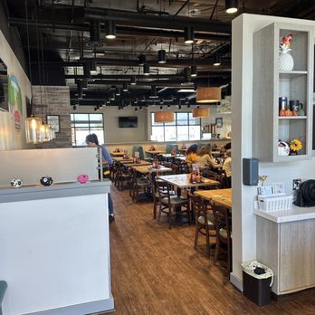 Broken Yolk Cafe - Empty yoke with a long wait for no reason - American Near Me - Glendora, California