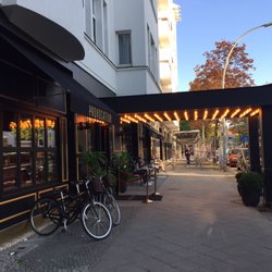 Golden Phoenix - Eingangsbereich und Auswahl an Essen (Hauptgerichte) im Provocateur Berlin.
