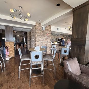 Oxford Suites Silverdale - Restaurant - Hotels Near Me - Silverdale, Washington