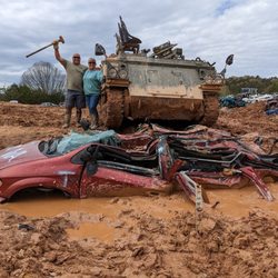 Tank Town USA - Victorious in smashing the car to smitherings!