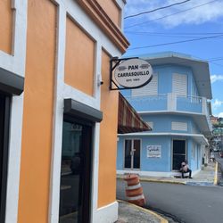 Panaderia Carrasquillo - Hace esquina
