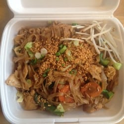 En portion pad thai med kylling