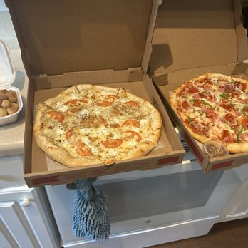 Pico De Gallo Pizza - 14" Supreme without mushrooms and a classic White - Pizza Near Me - Wendell, North Carolina Pico De Gallo Pizza - 14" Supreme without mushrooms and a classic White - Pizza Near Me - Wendell, North Carolina