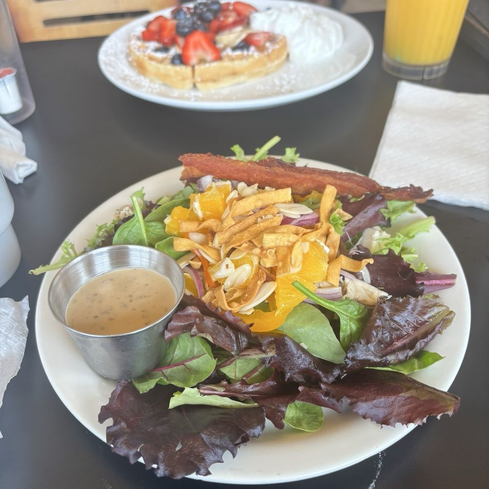 Sweet E's Cafe - Asian chicken salad that was a 7.5-8.0 - Cafes Near Me - Honolulu, Hawaii