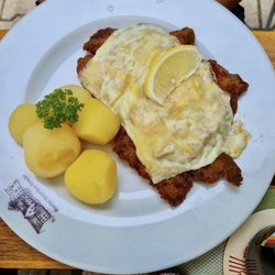 Gaststätte Kretscham - Schnitzel mit Würzfleisch und Käse überbacken