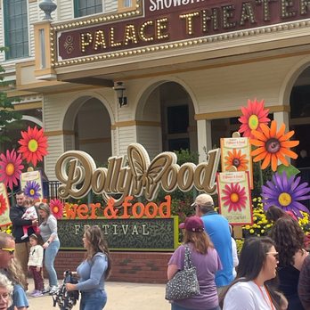 Dollywood - Dollywood Entrance Sign - Amusement Parks Near Me - Pigeon Forge, Tennessee Dollywood - Dollywood Entrance Sign - Amusement Parks Near Me - Pigeon Forge, Tennessee
