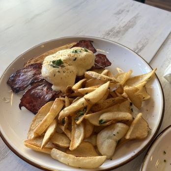 Mood Restaurant & Cafe - eggs benedict - Coffee & Tea Near Me - Boston, Massachusetts
