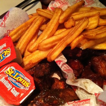 St. Louis Bar & Grill - Sports Bars Near Me - Toronto, Ontario