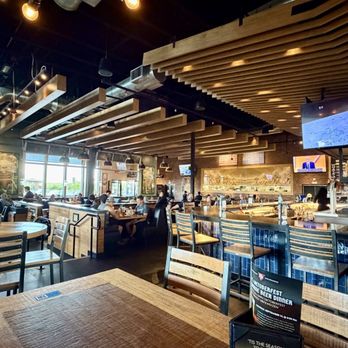 BJ's Restaurant & Brewhouse - Diagonal view across the entire restaurant. - Breweries Near Me - Las Vegas, Nevada