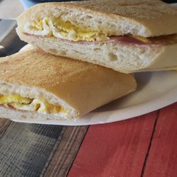 Fenix Bakery - Ham, cheese and egg sandwich en pan criollo. Éste es plain; con todo incluye lechuga, tomate y cebolla con mantequilla y mayonesa.