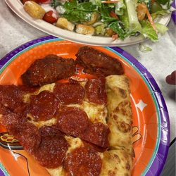 Chuck E. Cheese - Pizza and salad