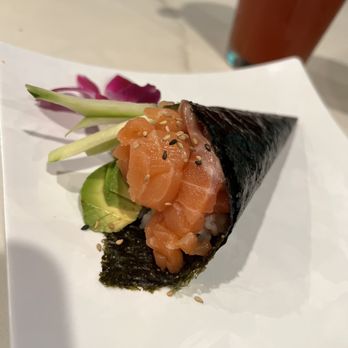 Razo Sushi Bar - Salmon Hand Roll - Sushi Bars Near Me - Northridge, California