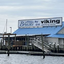 Breeze’s Dock Bar and Grill