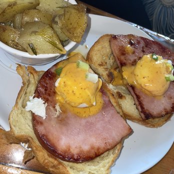 Two Chicks Cafe - Traditional egg benedict - Breakfast & Brunch Near Me - New Orleans, Louisiana Two Chicks Cafe - Traditional egg benedict - Breakfast & Brunch Near Me - New Orleans, Louisiana