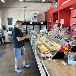 Dawns Ny Bakery - Cases filled with heaven on earth!!!