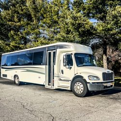 Dulles Limousine - "Elegant, on-time, and wedding-ready."
