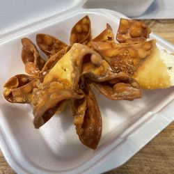 Hu Dat Noodle House - Overcooked, stale, old crab Rangoon